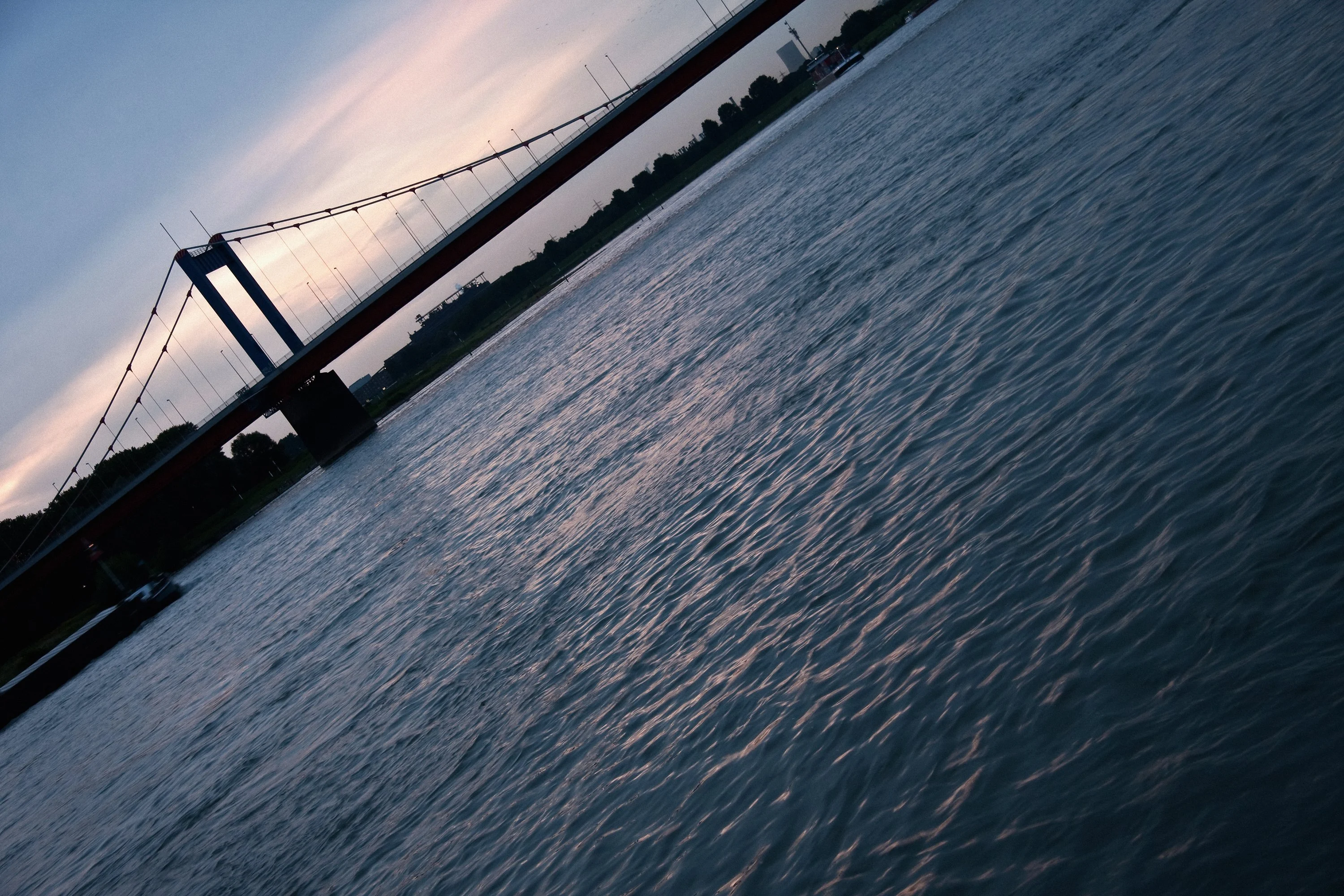 Die Rheinbrücke bei Duisburg in der Abenddämmerung