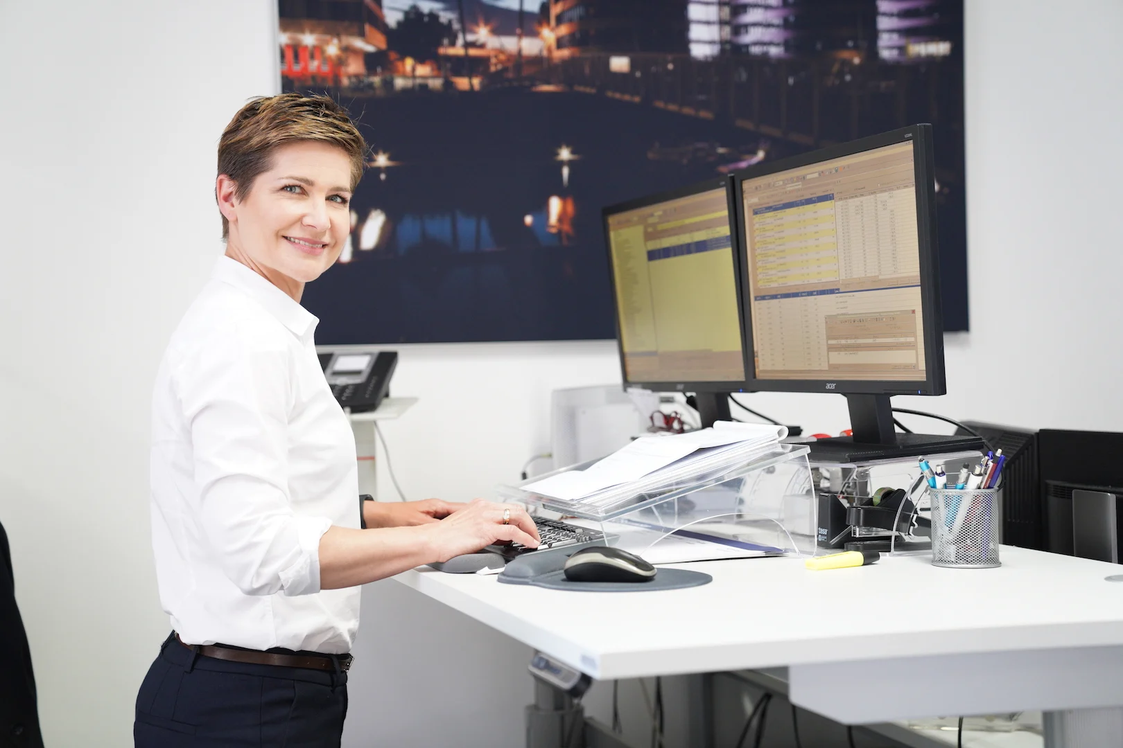 Eine Mitarbeiterin der Antax am Stehtisch, im Blick die Auswertungen