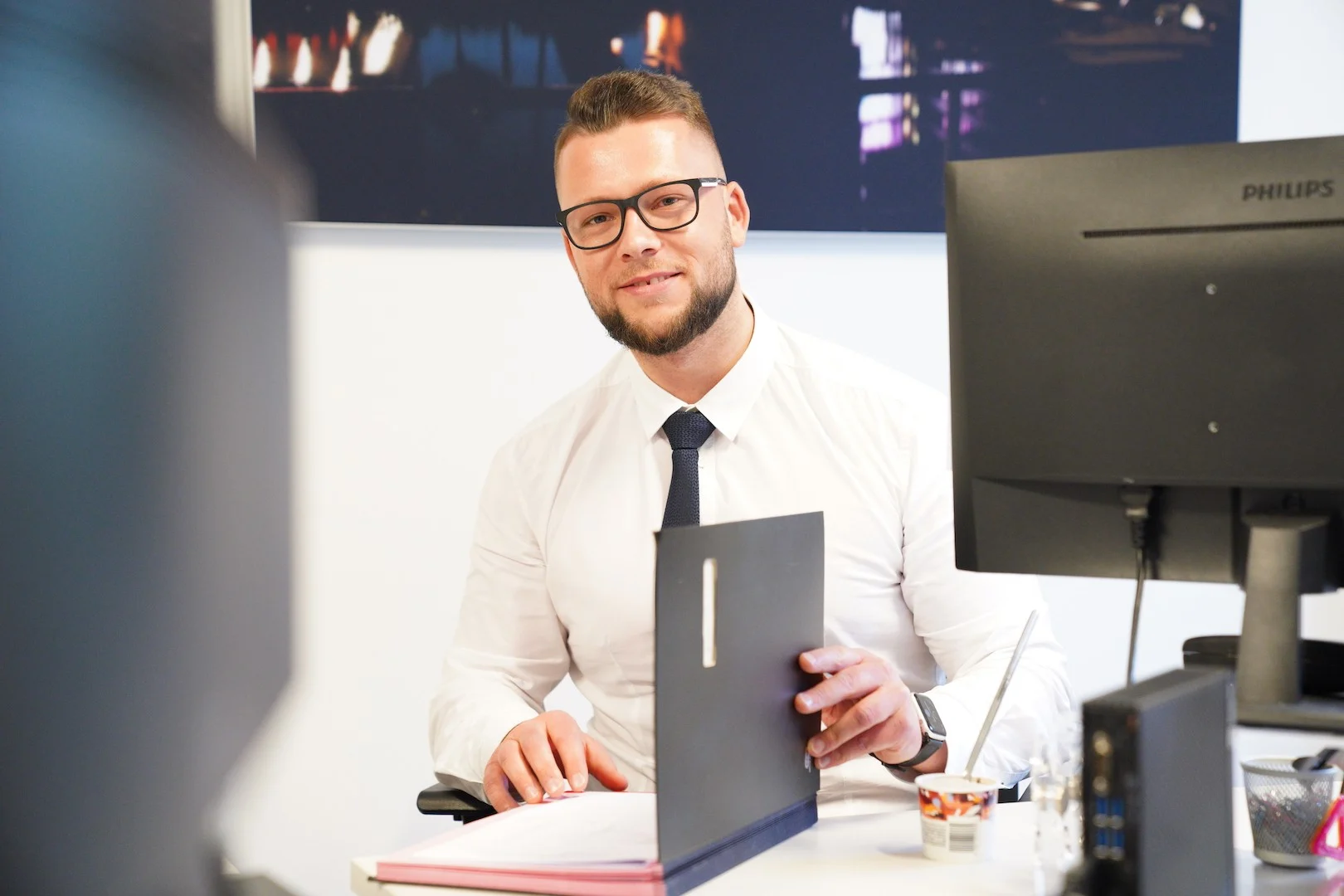 Ein Mitarbeiter der Antax am Schreibtisch mit Unterlagen